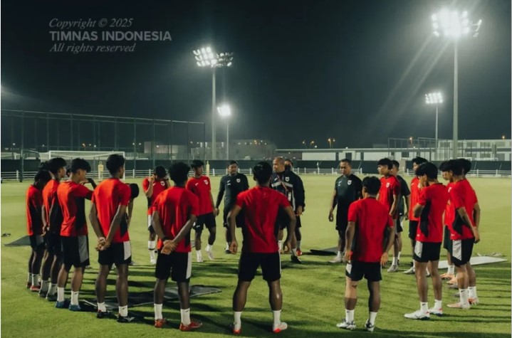 INCAR POIN: Pelatih Indonesia U-17 Nova Arianto memberikan arahan pada anak asuhnya saat latihan terakhir jelang melawan Zambia U-17, Senin (3/11).