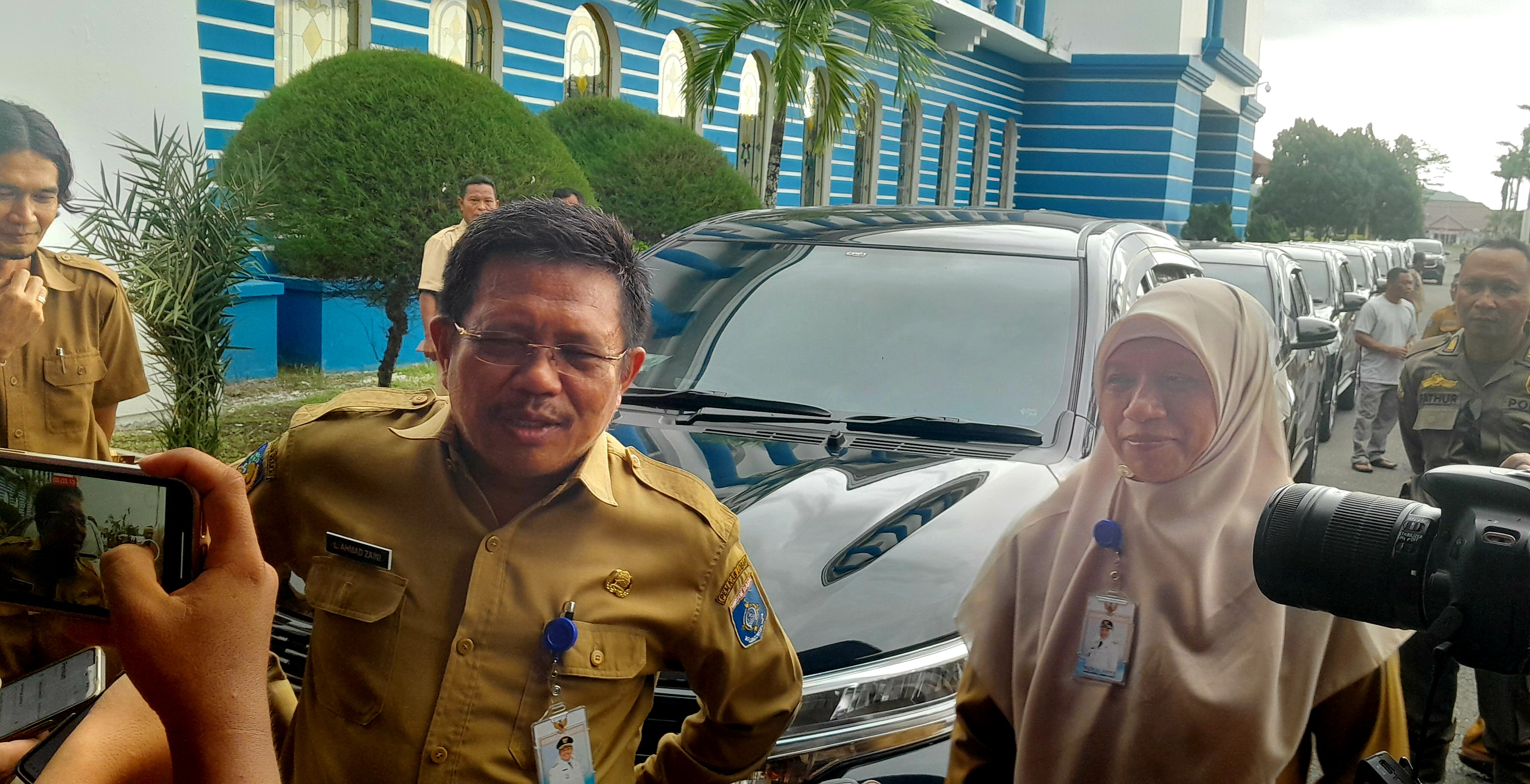 OPTIMALKAN KINERJA: Bupati Lombok Barat Lalu Ahmad Zaini (LAZ) bersama Wakil Bupati Nurul Adha saat menyerahkan randis bagi para camat, Selasa (4/11).