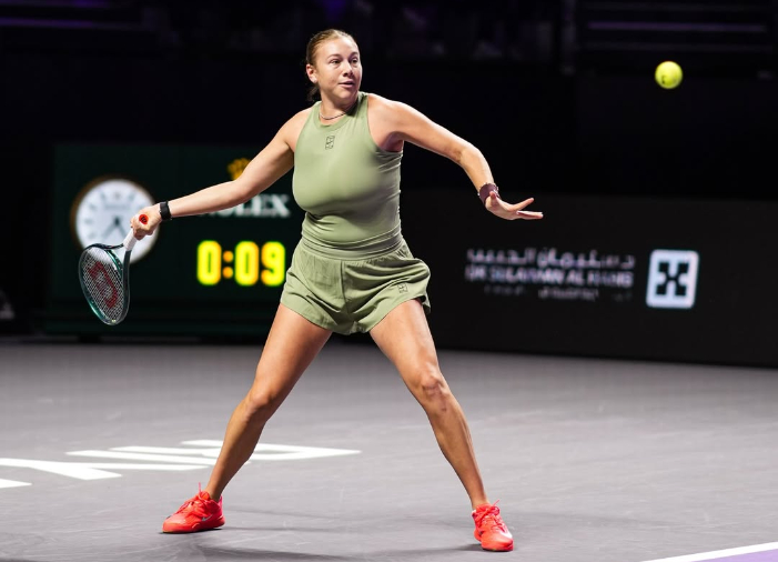 Amanda Anisimova kalahkan Madison Keys di WTA Finals 2025 dan akan hadapi Iga Swiatek demi tiket semifinal di Riyadh.