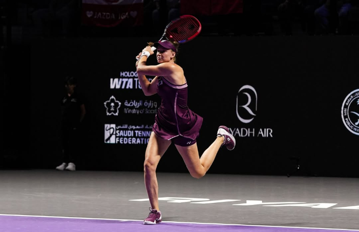 Elena Rybakina kalahkan Iga Swiatek di WTA Finals Riyadh 2025 dan melaju ke semifinal pertamanya dengan performa luar biasa.