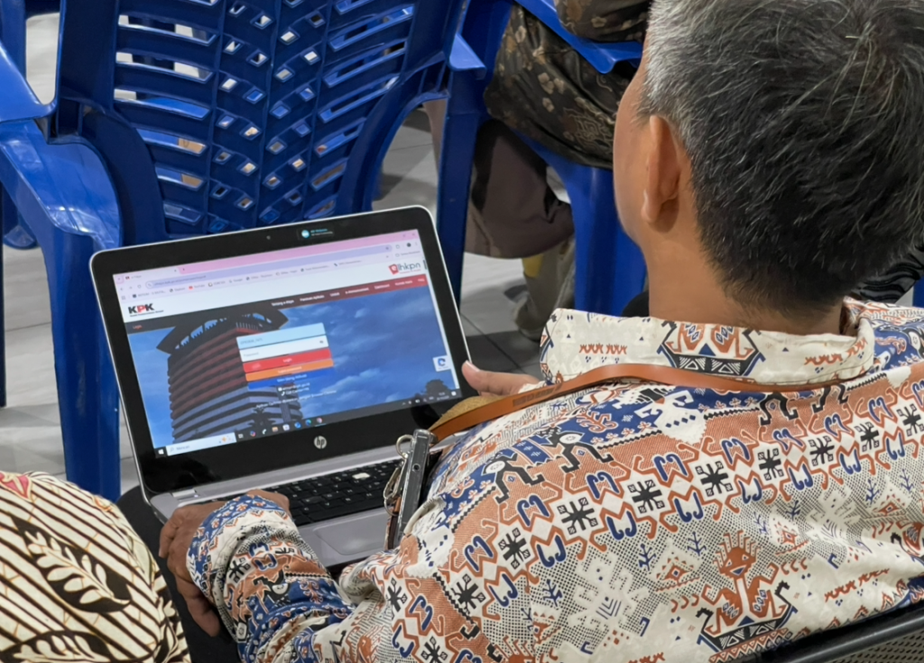 LOGIN SISTEM LHKPN: Peserta kegiatan mencoba masuk ke aplikasi e-LHKPN KPK melalui laptop pribadi untuk memperbarui data harta kekayaan.