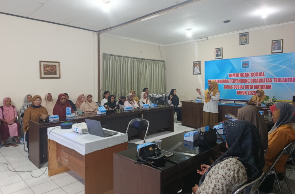 MATERI: Pemberian materi tentang cara menangani anggota keluarga yang mengalami gangguan kesehatan jiwa.