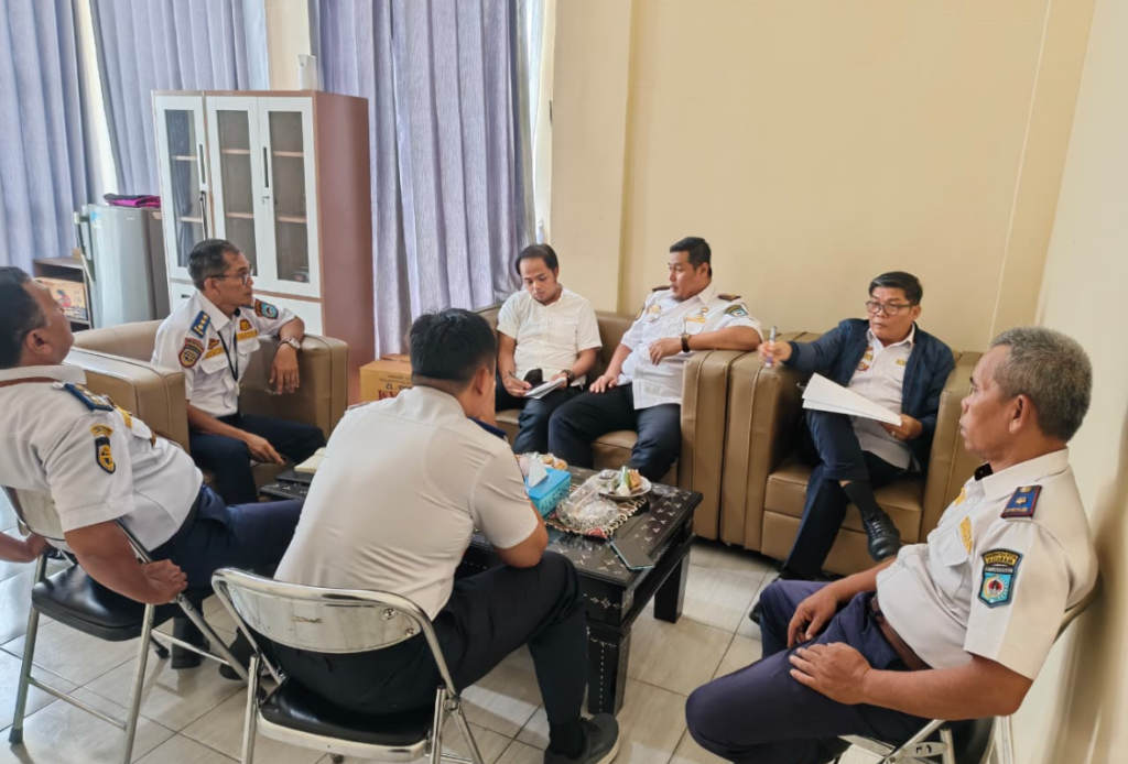 KOORDINASI PARKIR OJOL: Dishub Kota Mataram bertemu dengan perwakilan Gojek, membahas solusi parkir di depan LEM, Senin (3/11).