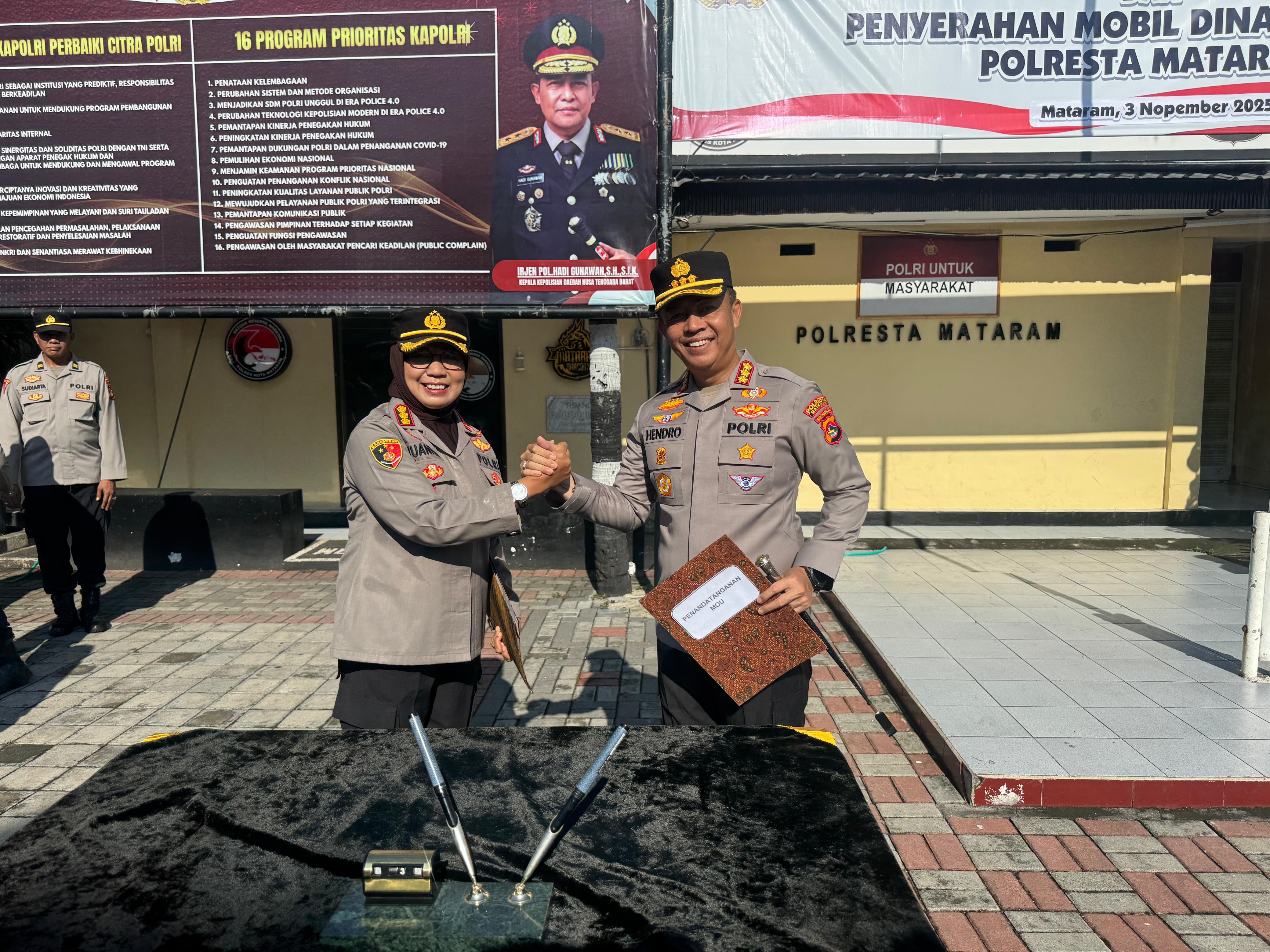 TERUS BEKERJASAMA: Kapolresta Mataram Kombes Pol Hendro Purwoko bersama Kepala BNN Kota Mataram Kombes Pol Yuanita Amelia Sari menunjukkan berkas penandatanganan MoU program Pamapta