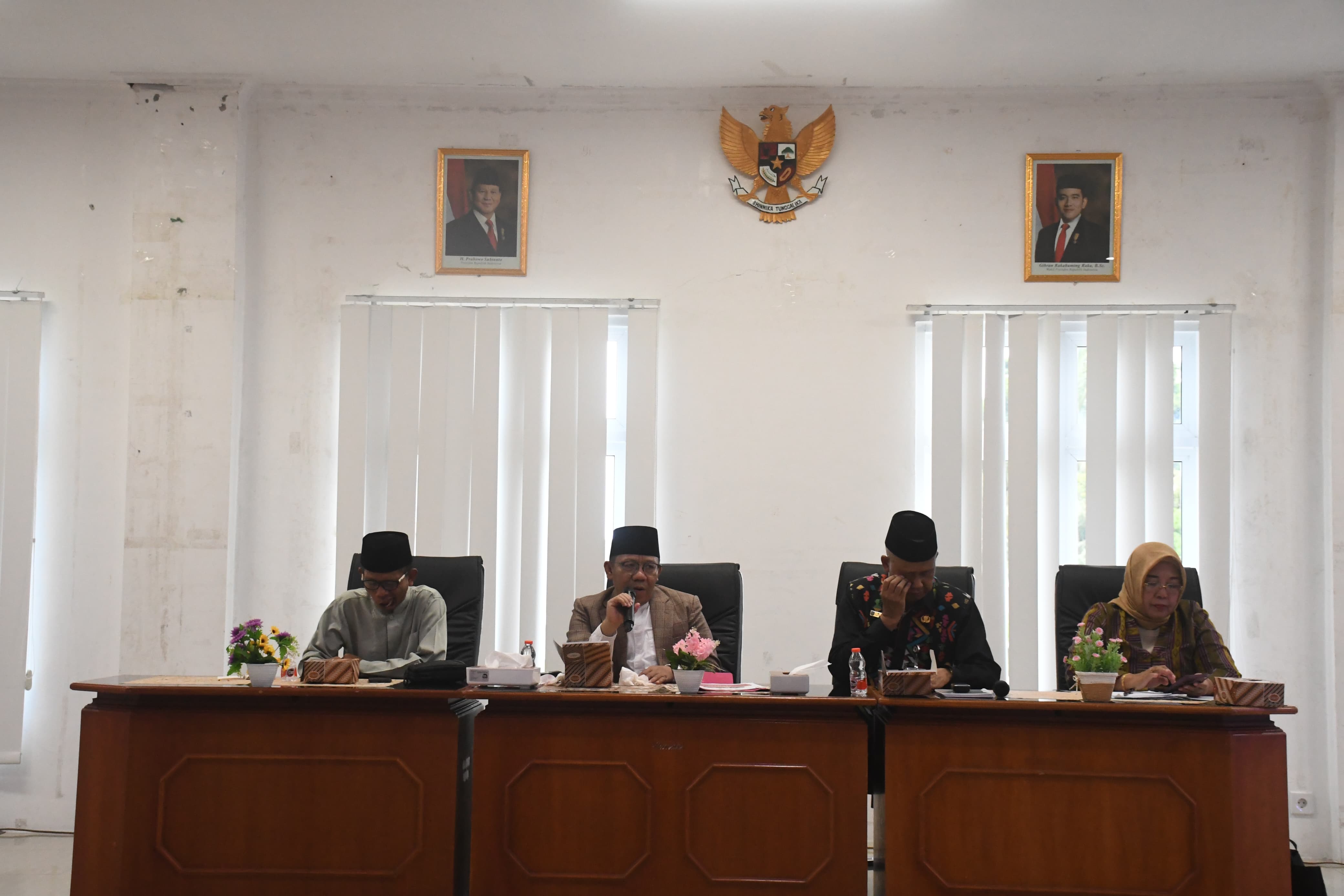 TUAN RUMAH: Bupati Najmul Akhyar (dua dari kiri) memimpin rapat koordinasi persiapan LASQI, beberapa waktu lalu.