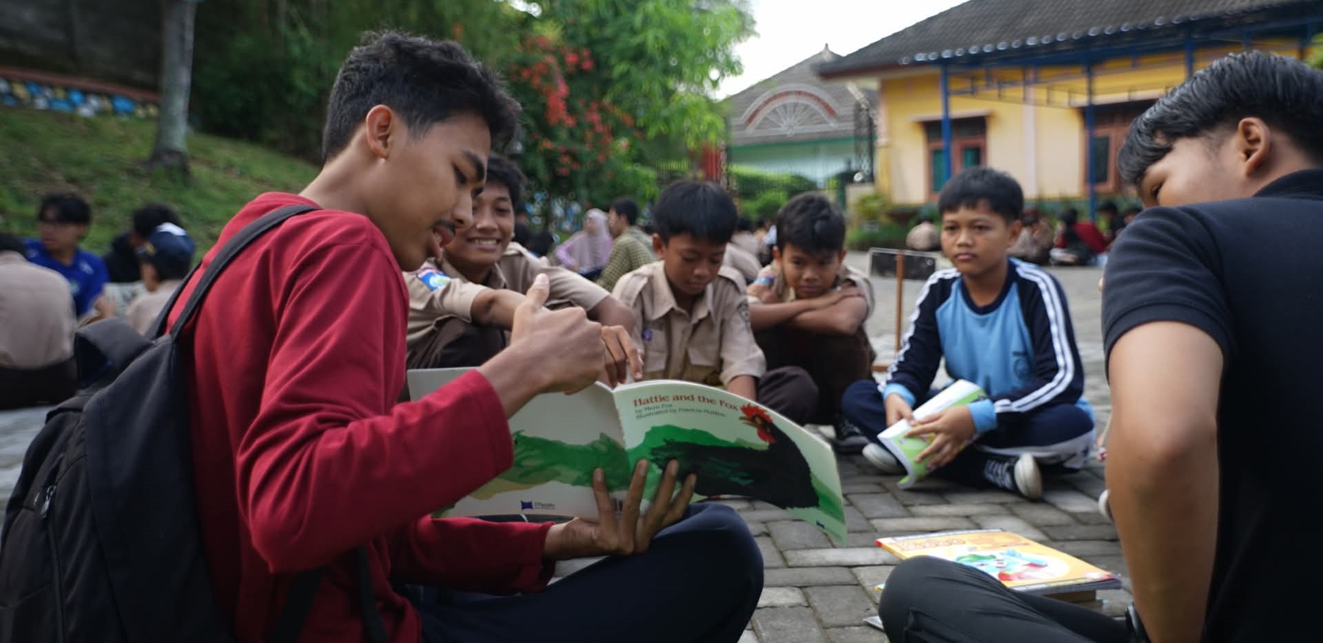 Siswa SMPN 16 Martaram membaca buku di halaman sekolah setempat, belum lama ini. Hidupkan budaya literasi lewat program Spenabels bersama buku.