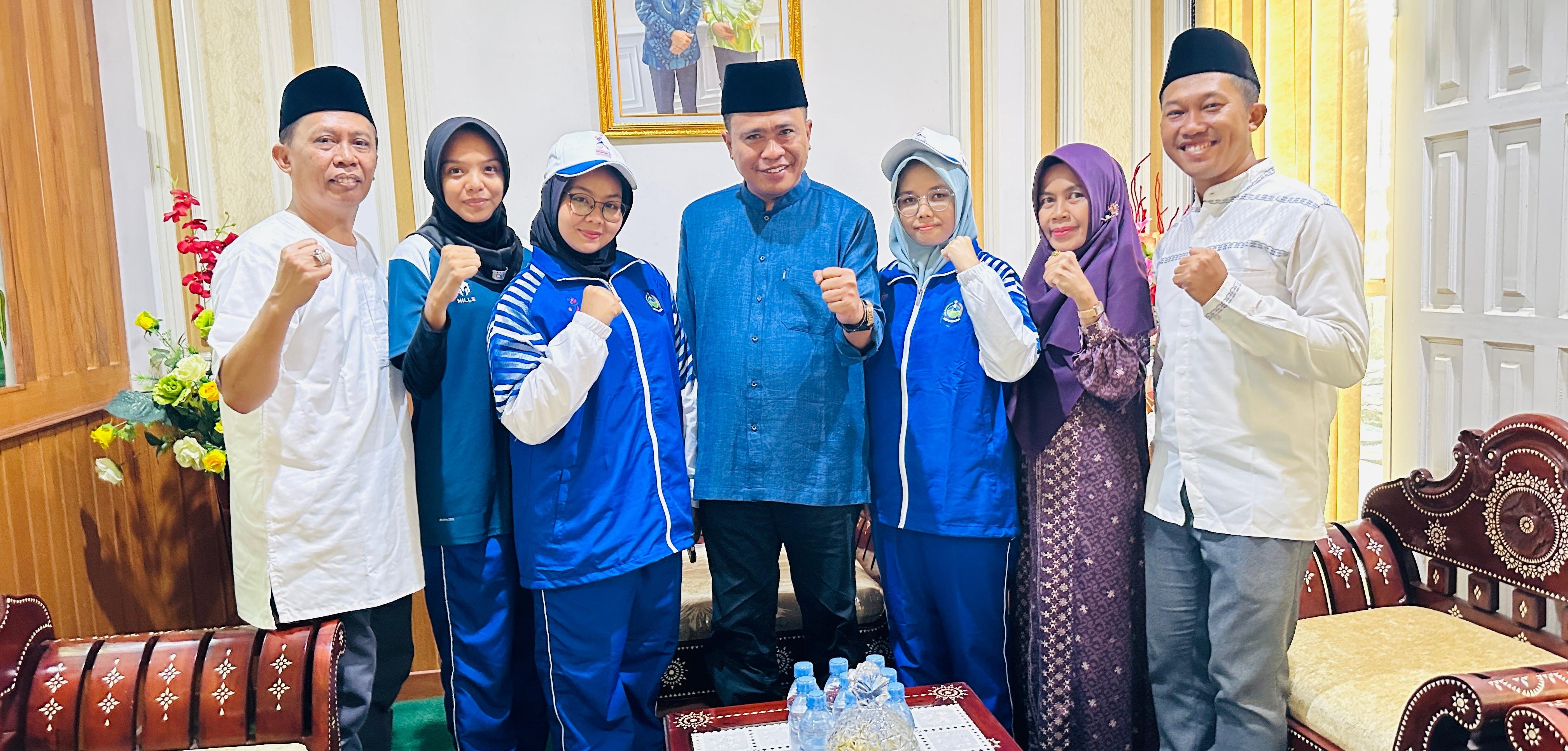 Tiga siswa MAN 2 Mataram yang berlaga pada ajang Popnas XVII foto bersama Kepala Kanwil Kemenag NTB Zamroni Aziz dan kepala madrasah, belum lama ini.