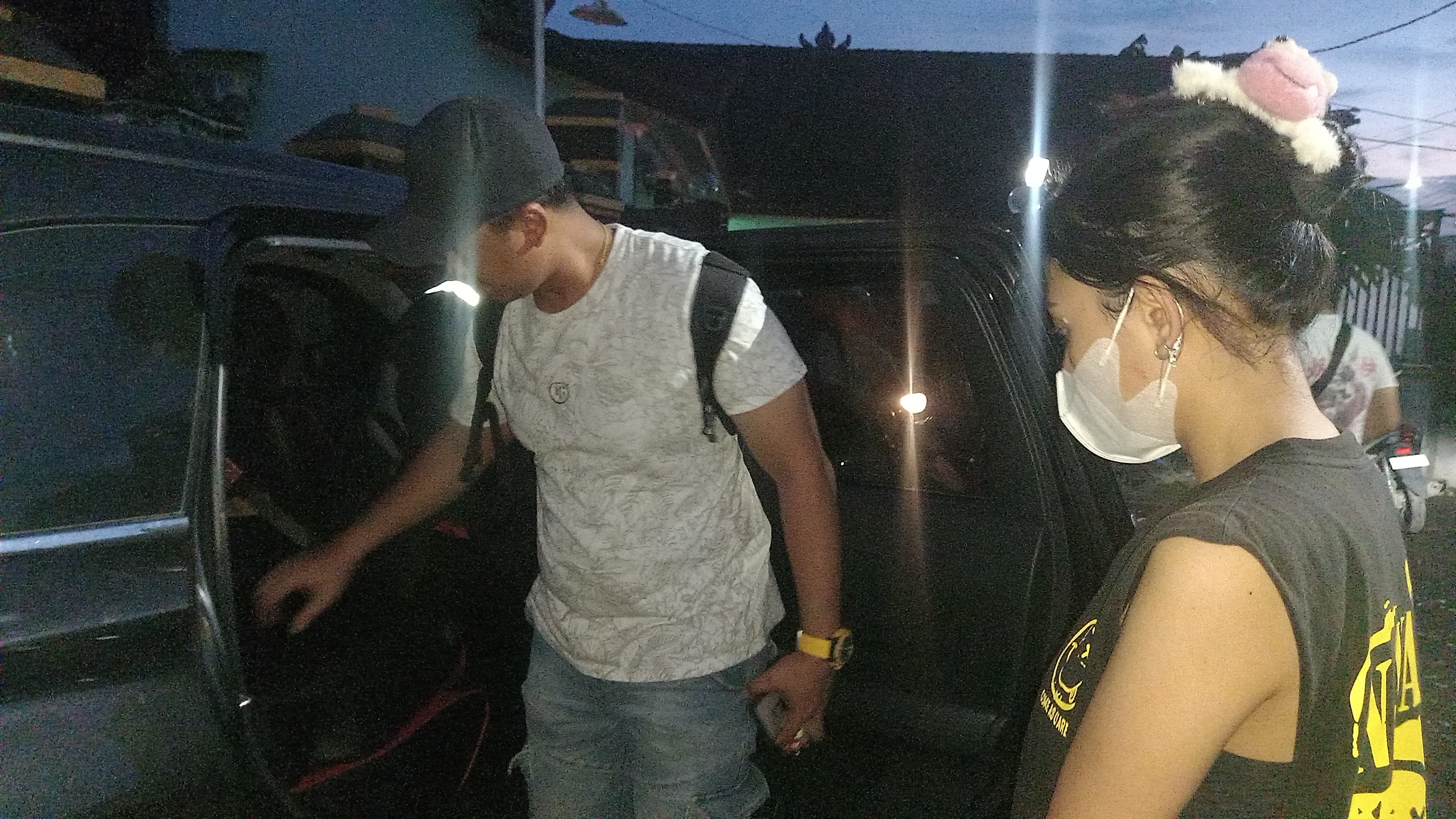 DITANGKAP: Perempuan berinisial BRY diamankan tim Satresnarkoba Polresta Mataram usai digerebek di kosnya, Lingkungan Gedur, Kelurahan Abian Tubuh Baru, Sandubaya, Kota Mataram,  Minggu (2/11).