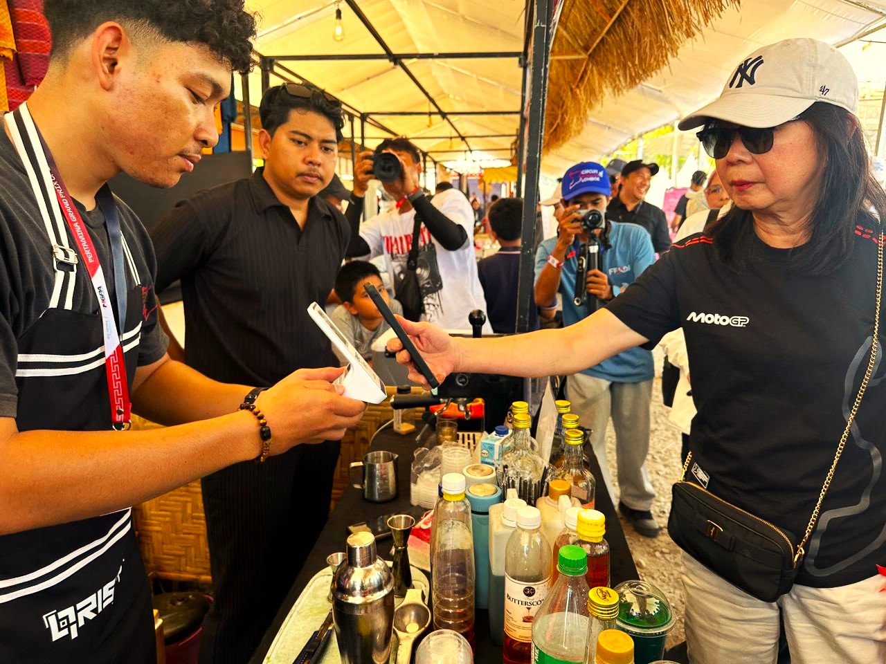 Deputi Gubernur Bank Indonesia Filianingsih Hendarta mencoba bertransaksi menggunakan QRIS TAP di stan UMKM di kegiatan LSF Mandalika, belum lama ini.