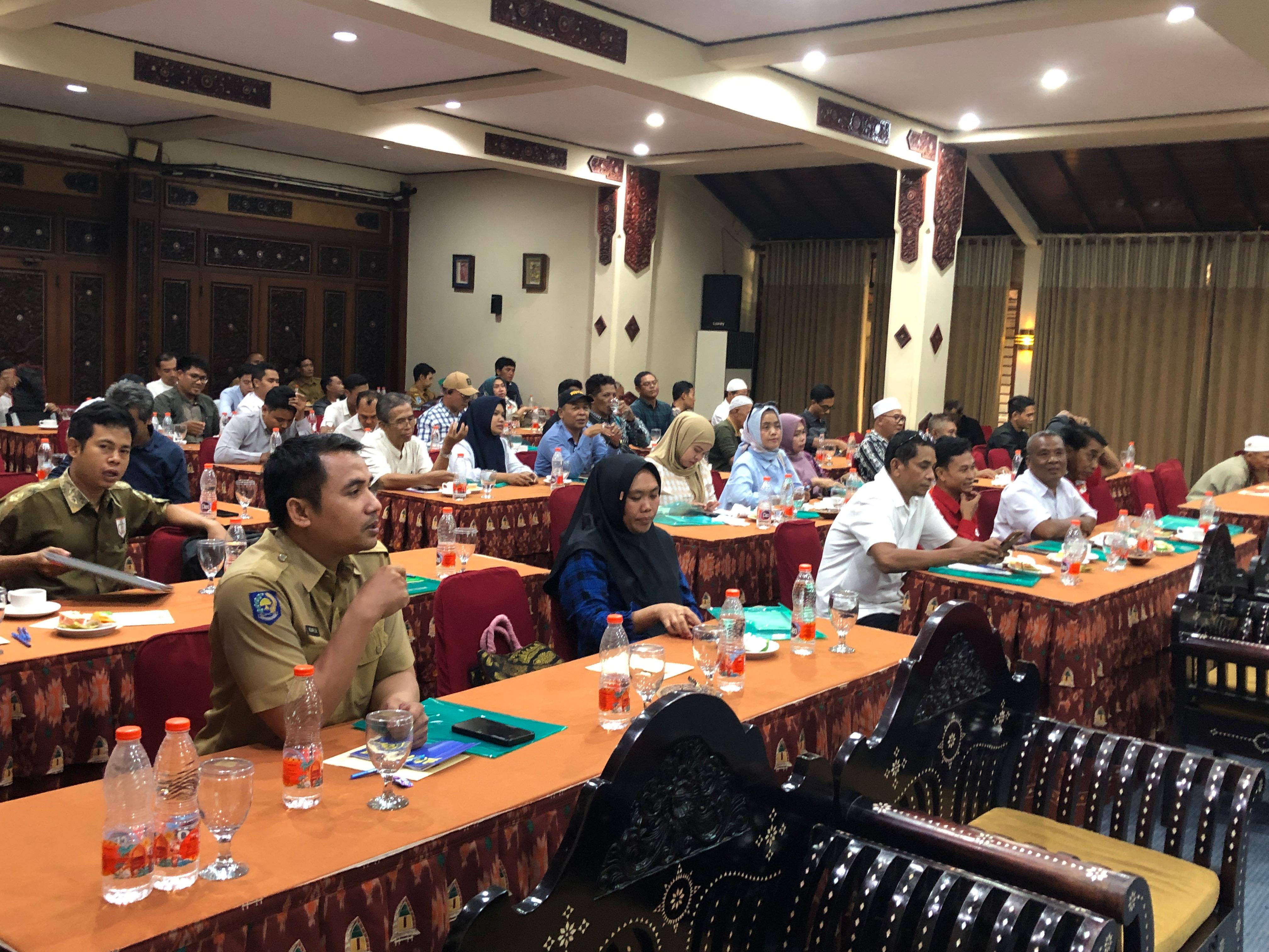 RAPAT KOORDINASI: Sejumlah kepala desa hingga pengurus koperasi merah putih memgikuti rapat koordinasi percepatan pembentukan koperasi merah putih di Hotel Jayakarta, Senin (3/11).