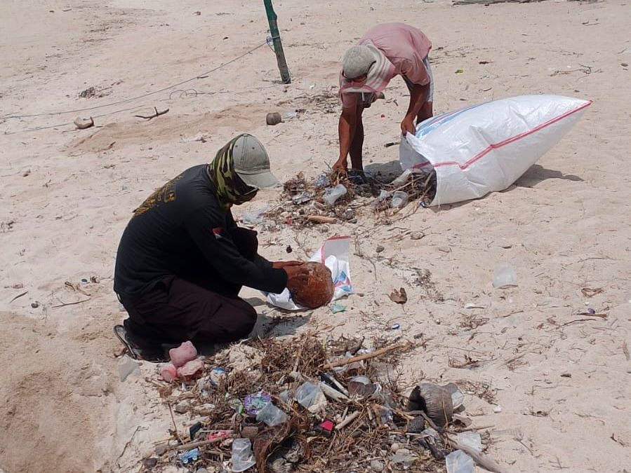 SAMPAH KIRIMAN: Sejumlah petugas kebersihan dari ITDC tampak membersihkan pesisir Pantai Tanjung Aan dari kiriman sampah yang terbawa arus laut, Senin (3/11).