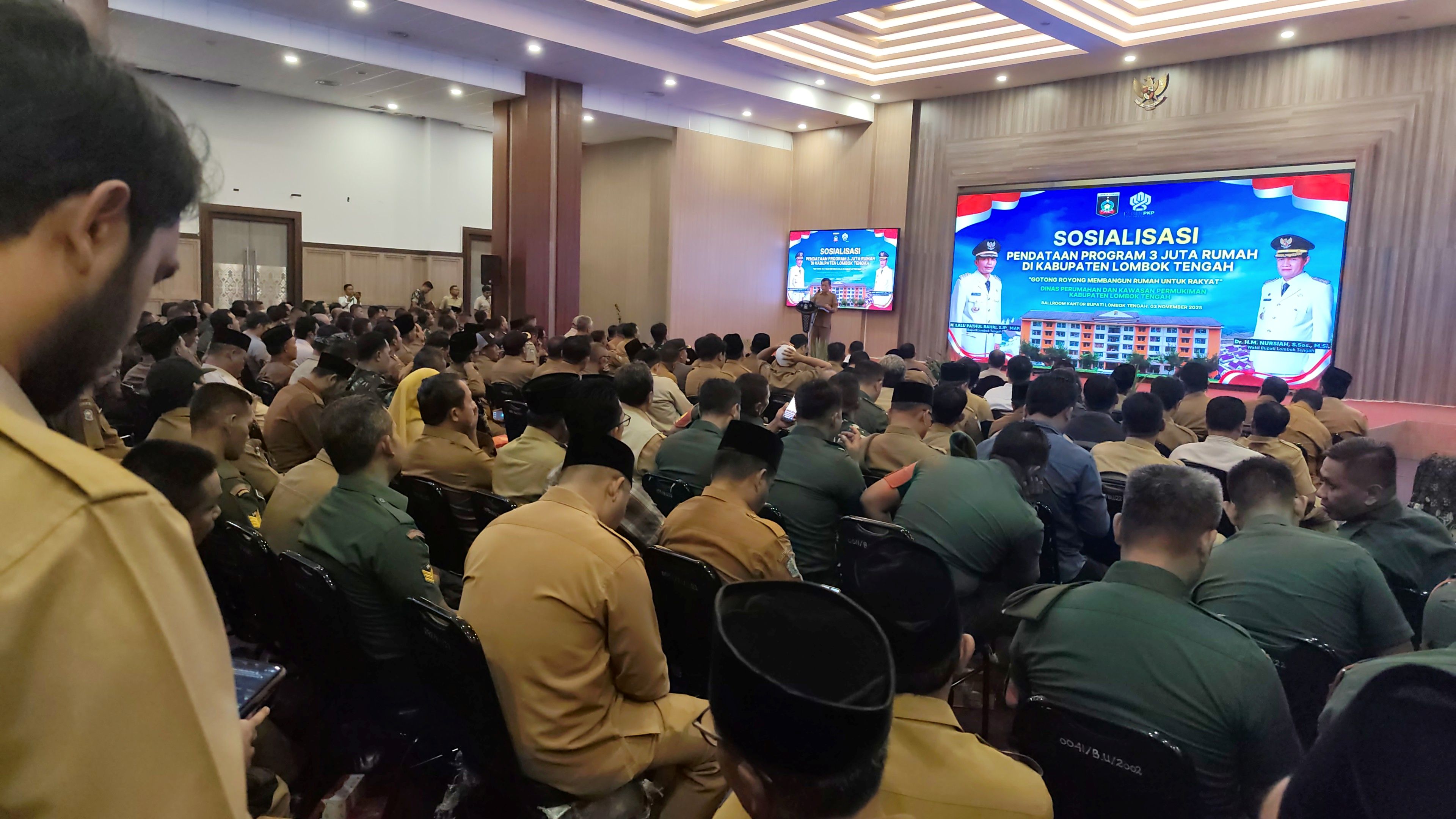 Bupati Lombok Tengah Lalu Pathul Bahri (podium) menekankan pentingnya memanfaatkan program tiga juta rumah yang dicanangkan pemerintah pusat, di kantor bupati, Senin (3/11).