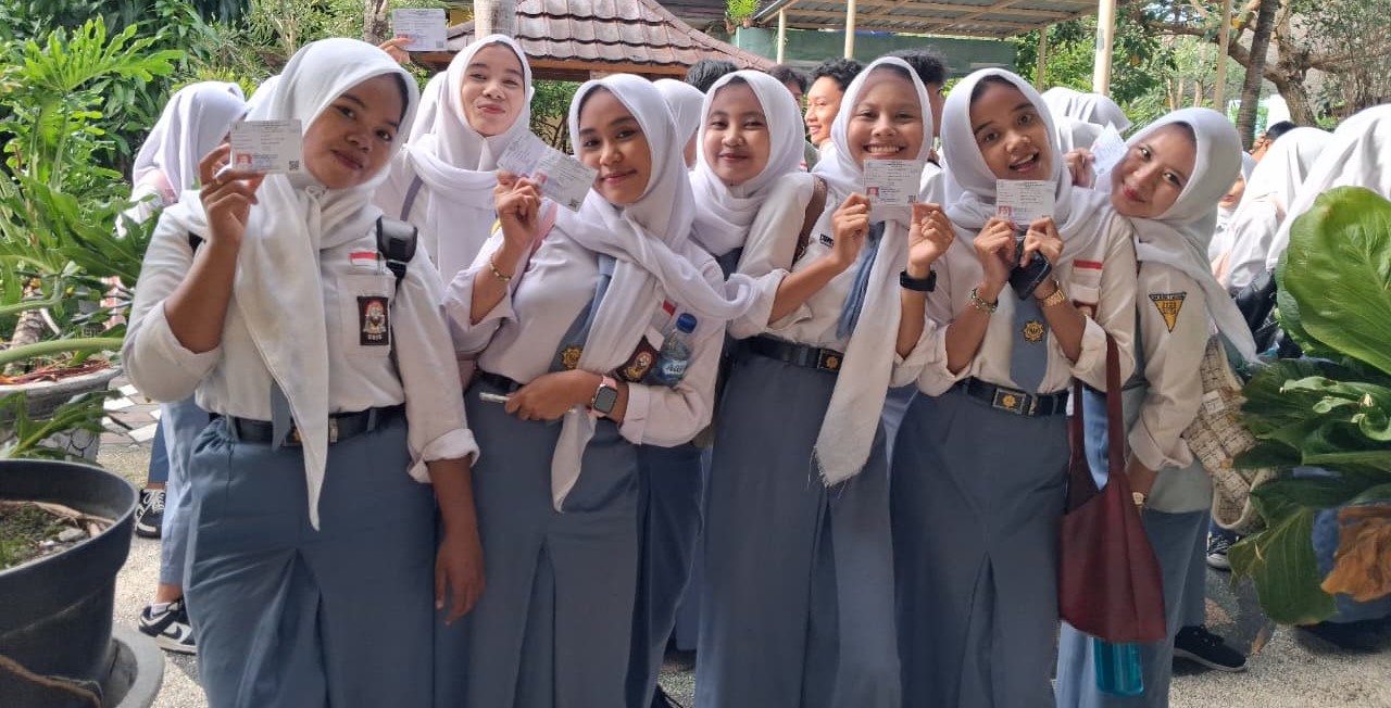 Sejumlah siswa di Kota Mataram menunjukkan kartu TKA, Senin lalu (3/11). Dikbud NTB pastikan TKA SMA sederajat berjalan lancar dan transparan.