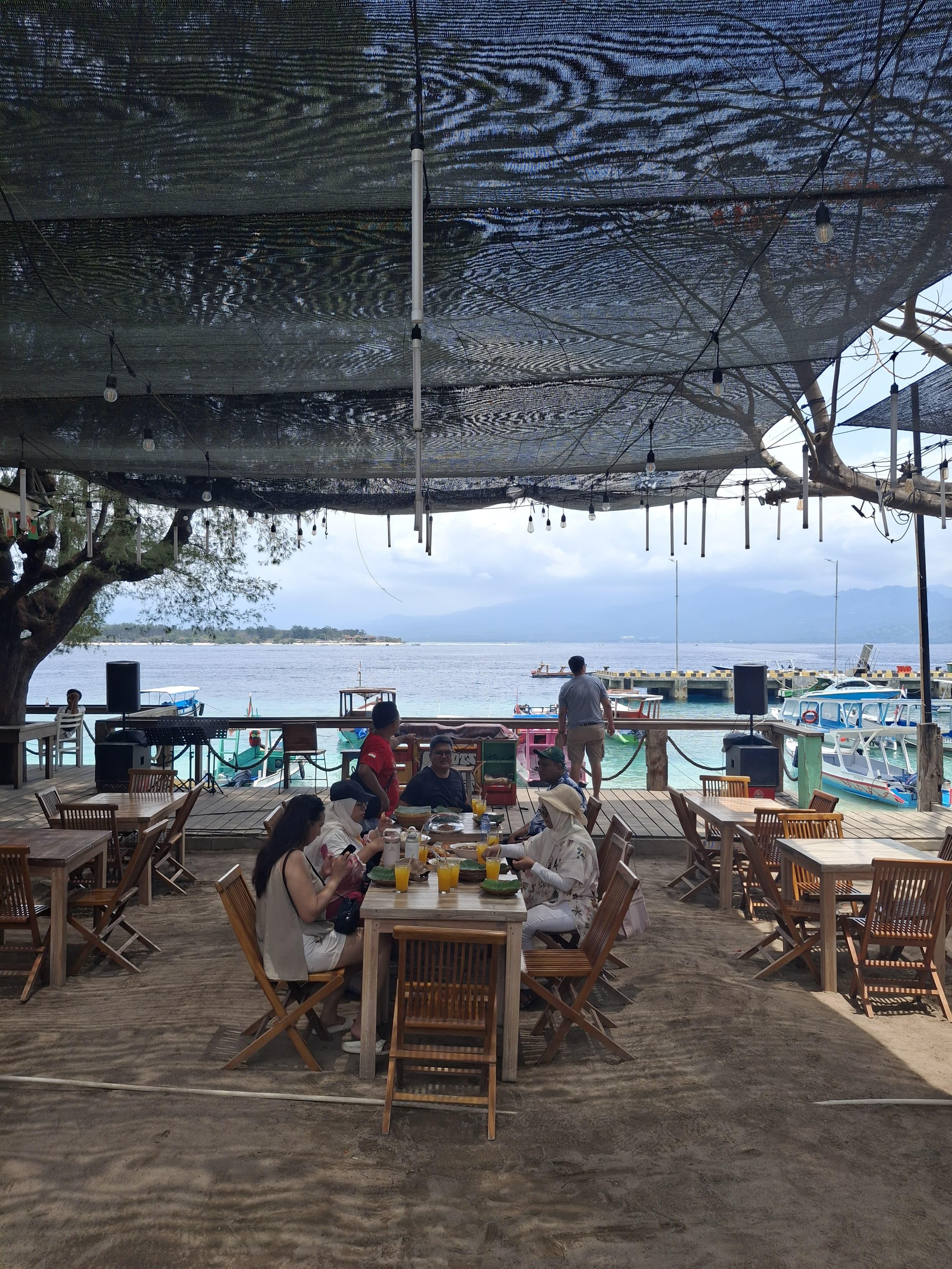 ILUSTRASI: Sejumlah wisatawan menikmati hidangan di Gili Trawangan. Kawasan tiga gili menjadi salah satu daerah yang rencananya disasar KPBU.