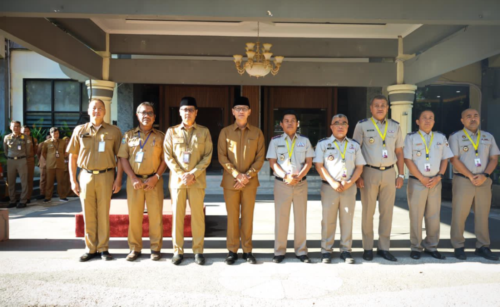 PENYERAHAN SERTIFIKAT FASUM-FASOS: Wali Kota Mataram Mohan Roliskana berfoto bersama jajaran pejabat Pemerintah Kota Mataram dan Kantor Pertanahan (BPN) Kota Mataram usai acara penyerahan simbolis.