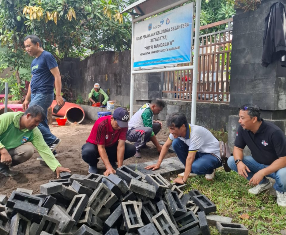 PAVING PLASTIK: Sejumlah petugas dan warga memasang paving block hasil olahan sampah plastik produksi TPST Modern Sandubaya di halaman PPKS Putri Mandalika, Kecamatan Sandubaya, Kota Mataram.