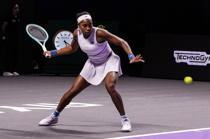 Coco Gauff kalahkan Jasmine Paolini 6-3, 6-2 di Final WTA 2025 Riyadh. Petenis Amerika itu masih punya peluang ke semifinal.
