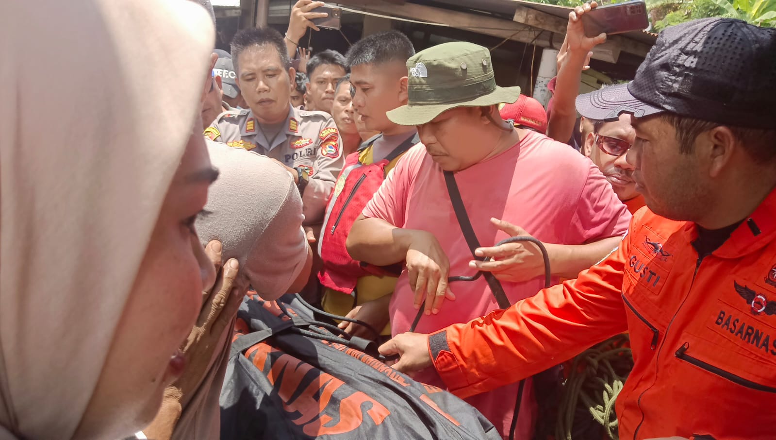 SUDAH MENINGGAL: Tim SAR gabungan akhirnya menemukan remaja yang tersere arus air bah, Senin (3/11)