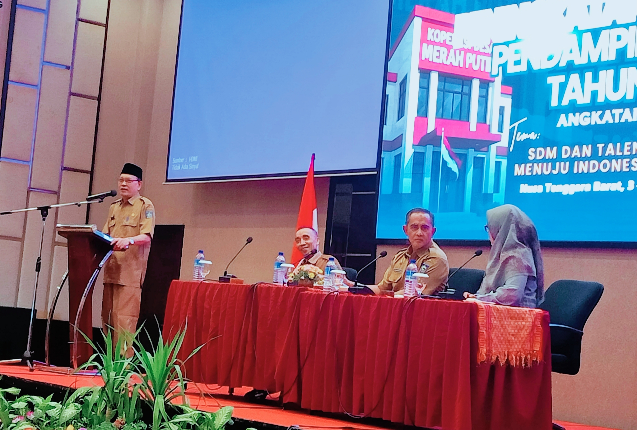 Kepala DPMPD Dukcapil NTB,  H Lalu Hamdi MSi memberi sedikit materi kepada para peserta Pelatihan Kompetensi Pendamping KDKMP.