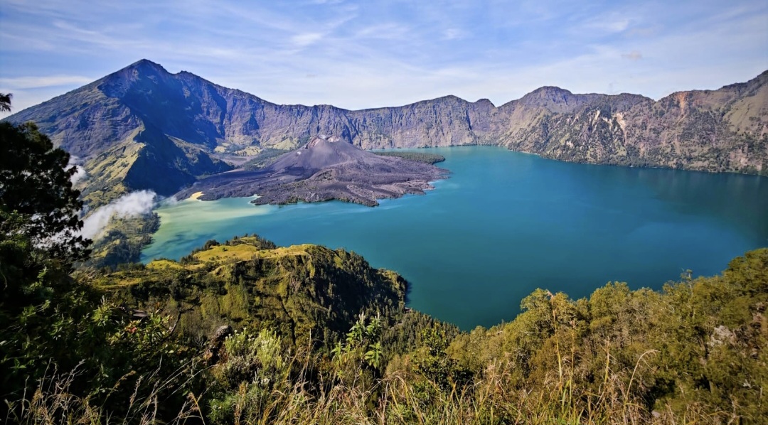 Balai Taman Nasional Gunung Rinjani (TNGR) secara resmi memberlakukan tarif baru pendakian Gunung Rinjani mulai Senin (3/11).