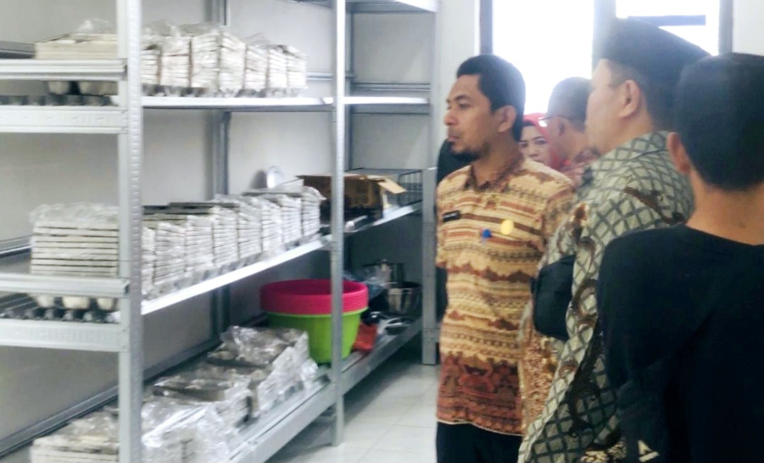 Petugas memeriksa kondisi dapur SPPG di Desa Montong Are, Kecamatan Kediri Lombok Barat, beberapa waktu lalu.