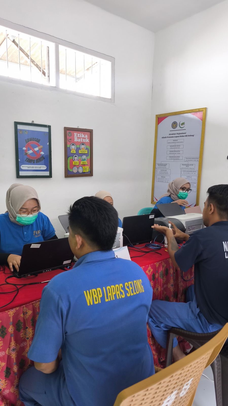 Warga Binaan Lembaga Pemasyarakatan (Lapas) Kelas IIB Selong saat menjalani pemeriksaan TBC di dalam Lapas, Senin (3/11).