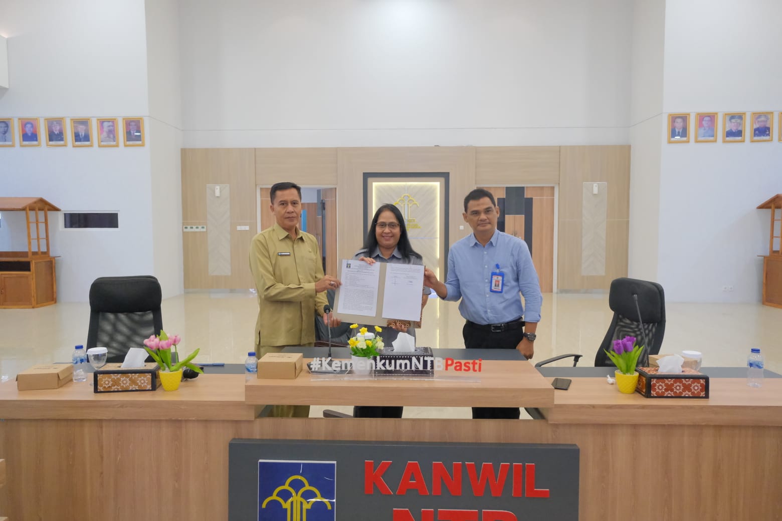 Kakanwil Kemenkum NTB I Gusti Putu Milawatimenandatangani berita acara  Hasil Harmonisasi antara pemrakarsa dan kepala kantor wilayah sebagai bentuk kesepahaman teknis serta komitmen penyempurnaan