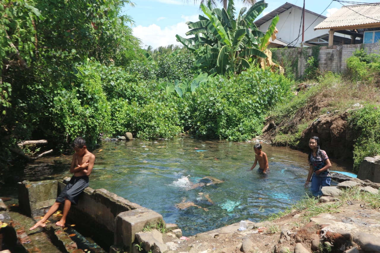 Sejumlah anak-anak di Desa Seruni Mumbul data Masi di kubangan di dekat penampungan salah satu mata air yang ada di dekat pantai Desa Seruni Mumbul.