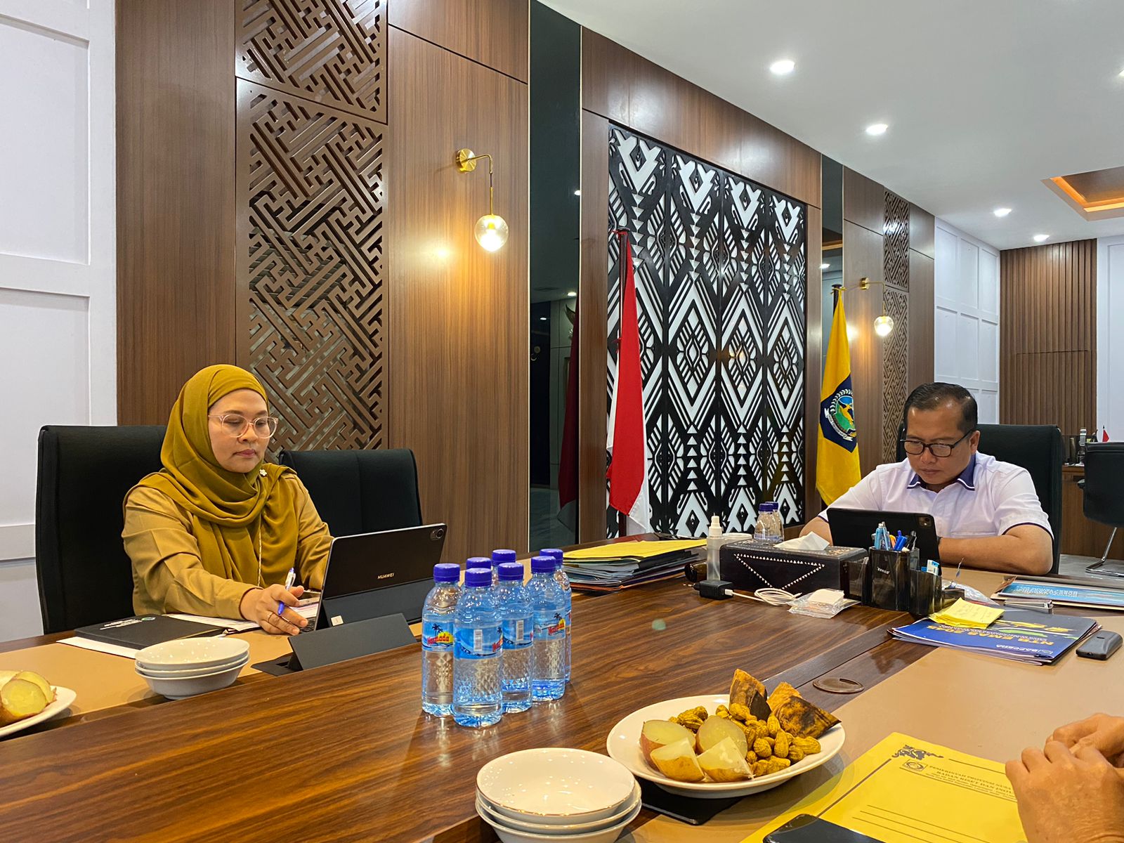 INOVASI UNGGULAN: Gubernur NTB Lalu Muhamad Iqbal (kanan), didampingi Direktur RS Mandalika dr Oxy Cahyowahyuni (kiri) memaparkan inovasi ROSSI Mandalika di hadapan tim penilai IGA Award 2025.