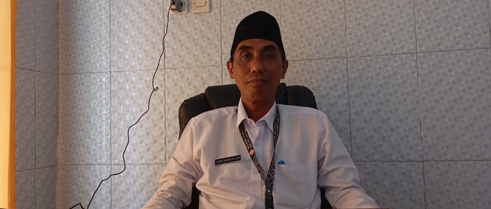 Kepala SMPN 23 Mataram H Achmad Jauhari