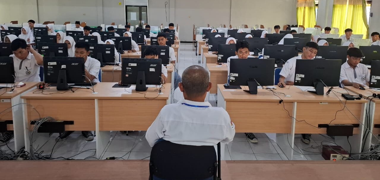 Ratusan siswa MAN 2 Mataram saat mengikuti TKA di aula madrasah setempat, Senin (3/11). Madrasah siapkan tiga sesi ujian dan perangkat baru.