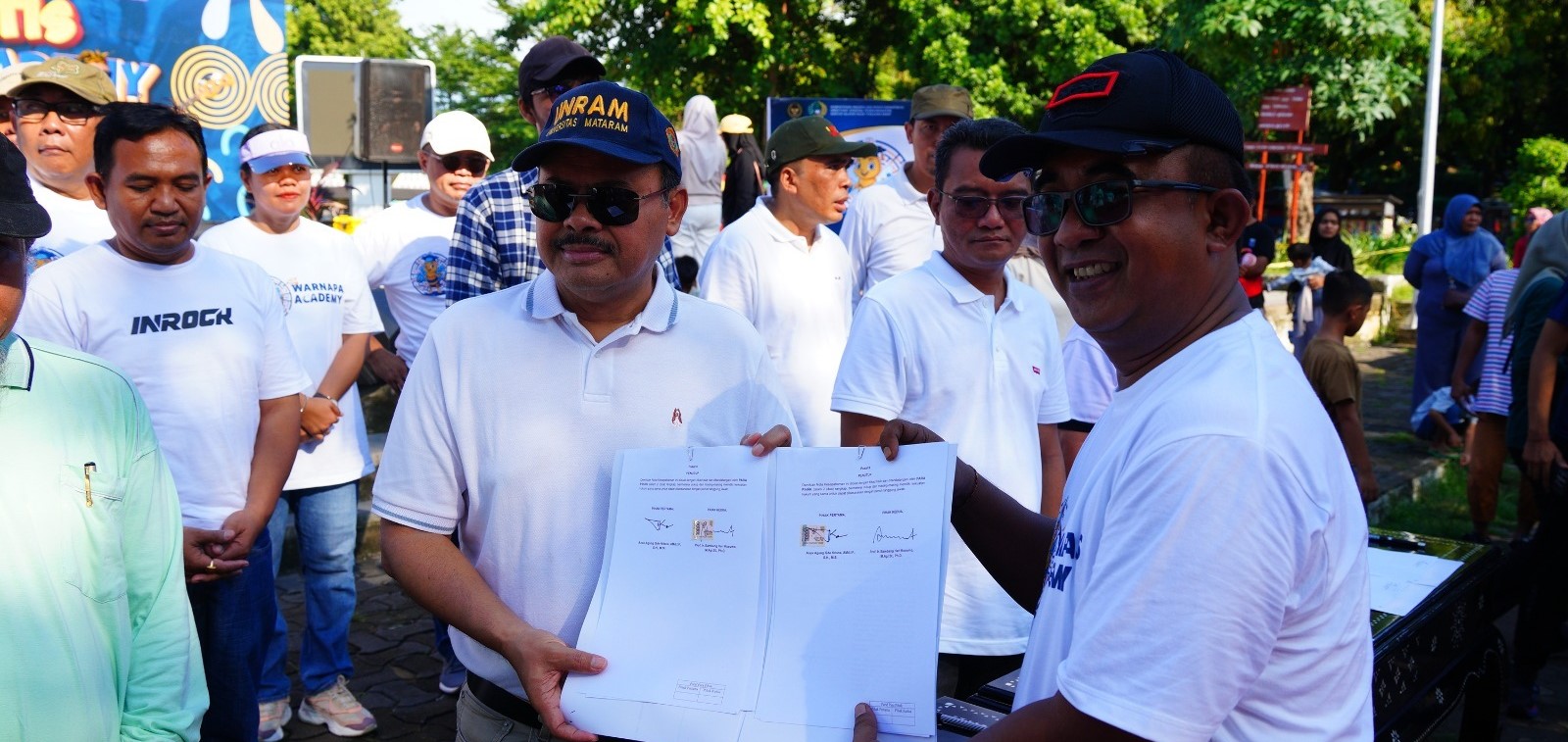 Rektor Unram Prof. Ir. Bambang Hari Kusumo dan Kepala Kanwil Ditjen Pemasyarakatan NTB Anak Agung Gde Krisna menunjukkan MoU pada Festival Seni & Gelar Produk Warga Binaan.