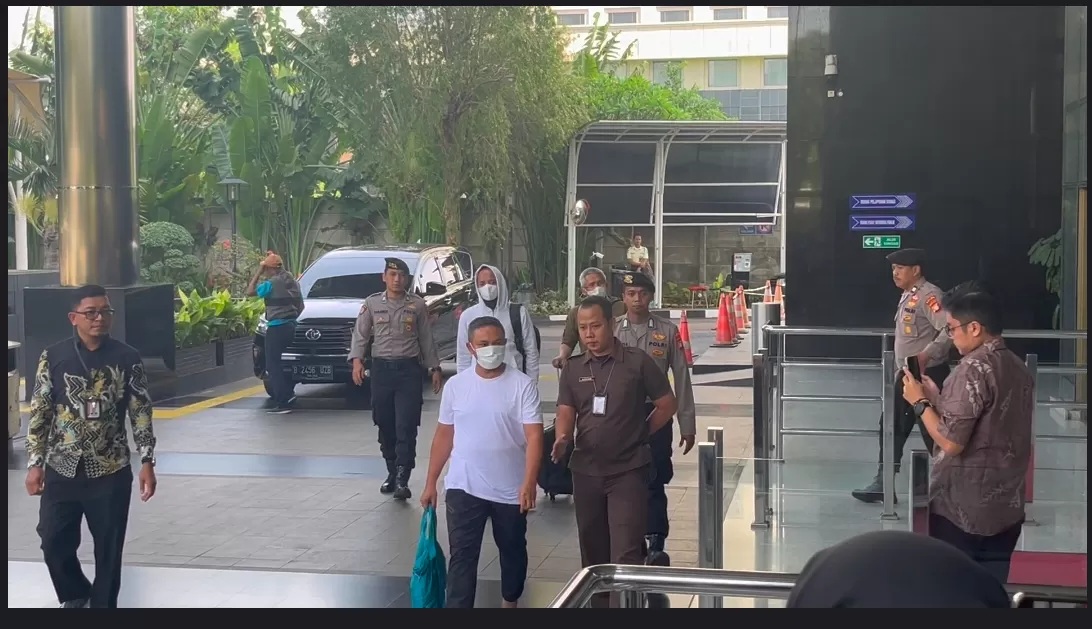 Gubernur Riau Abdul Wahid tiba di gedung KPK.