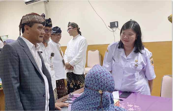 PANTAU KEGIATAN: Gubernur Jateng Ahmad Luthfi meninjau Program CKG di Gedung A Pemkab Kudus (22/10).