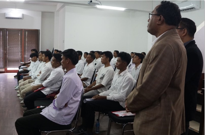 PANTAU: Plt Kepala Disnakertrans NTB Muslim memantau seleksi calon PMI yang akan diberangkatkan ke Malaysia Barat di kantor FGV OSC Lombok di Mataram, belum lama ini.