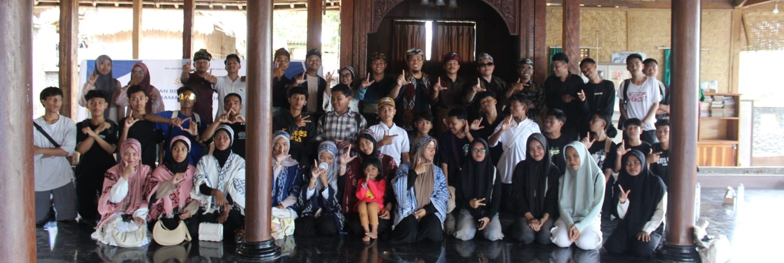 Siswa dan guru MA Nurul Jannah NWDI Ampenan foto bersama di sela-sela melaksanakan program Belajar di Alam di Desa Adat Sade, Kecamatan Pujut, Lombok Tengah, belum lama ini.