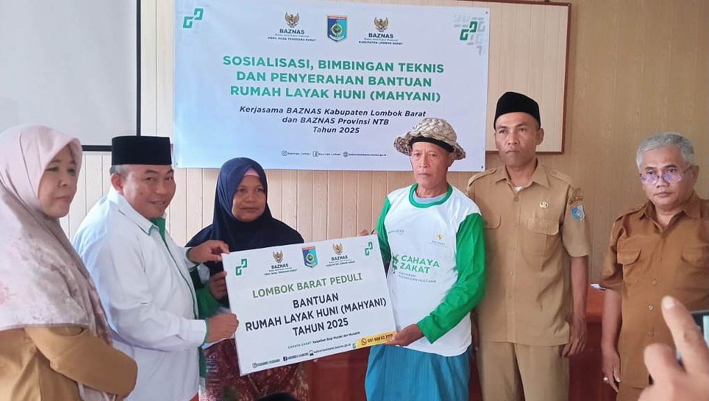 SALURKAN BANTUAN: Ketua Baznas Lombok Barat TGH Taisir Al Azhar secara simbolis menyalurkan bantuan Mahyani kepada warga Desa Taman Ayu, Selasa (4/11).