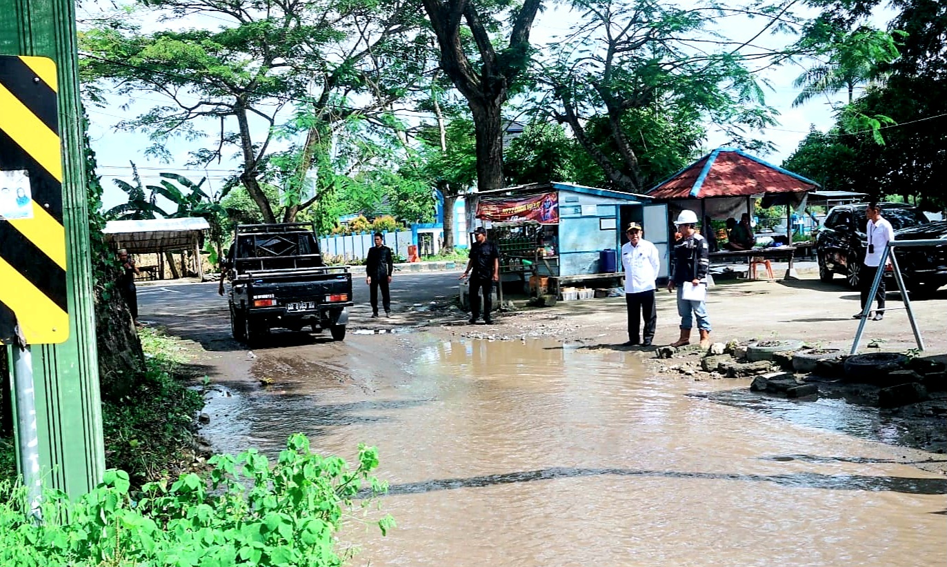 TURUN LANGSUNG: Bupati Lobar Lalu Ahmad Zaini bersama pejabat Dinas PUTR Lobar Rabu (5/11) turun mengecek kondisi jalan Menang-Aik Ampat yang akan diperbaiki pekan ini.