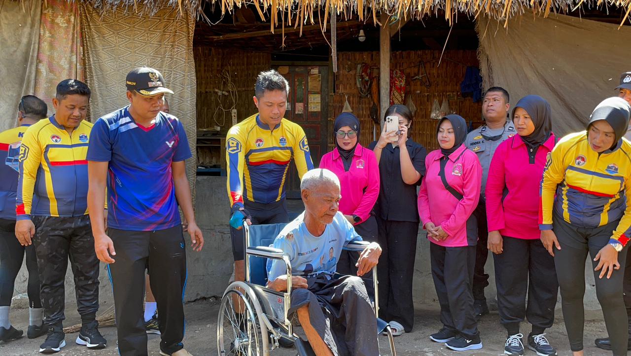 Kapolres Lombok Utara AKBP Agus Purwanta menyerahkan kursi roda kepada Mistalip, warga Desa Batu Rakit, Bayan.