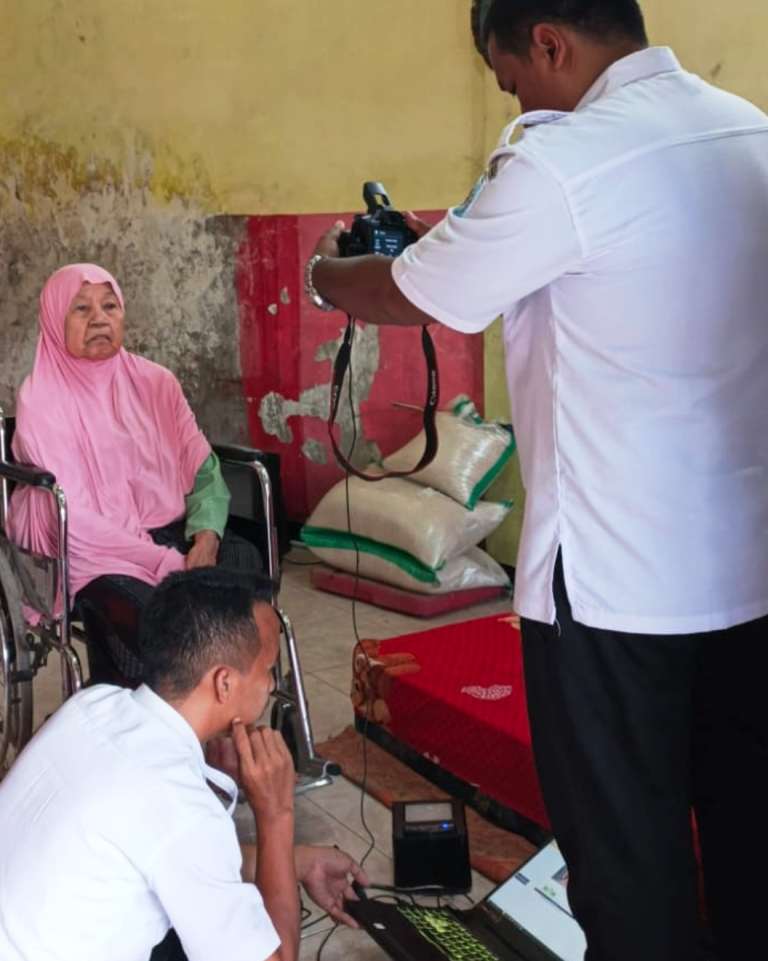 DUKCAPIL PEDULI: Tim Dukcapil Mataram mendatangi rumah Hj. Maemunah, warga Lingkungan Kebonjeruk, Kelurahan Pejeruk, Kecamatan Ampenan untuk melakukan perekaman KTP elektronik.