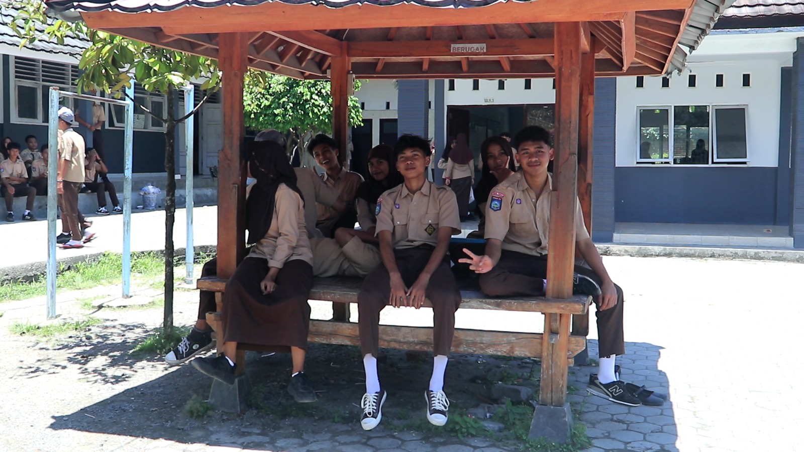 Sejumlah murid SMAN 2 Praya berkumpul di halaman sekolah, beberapa waktu lalu.