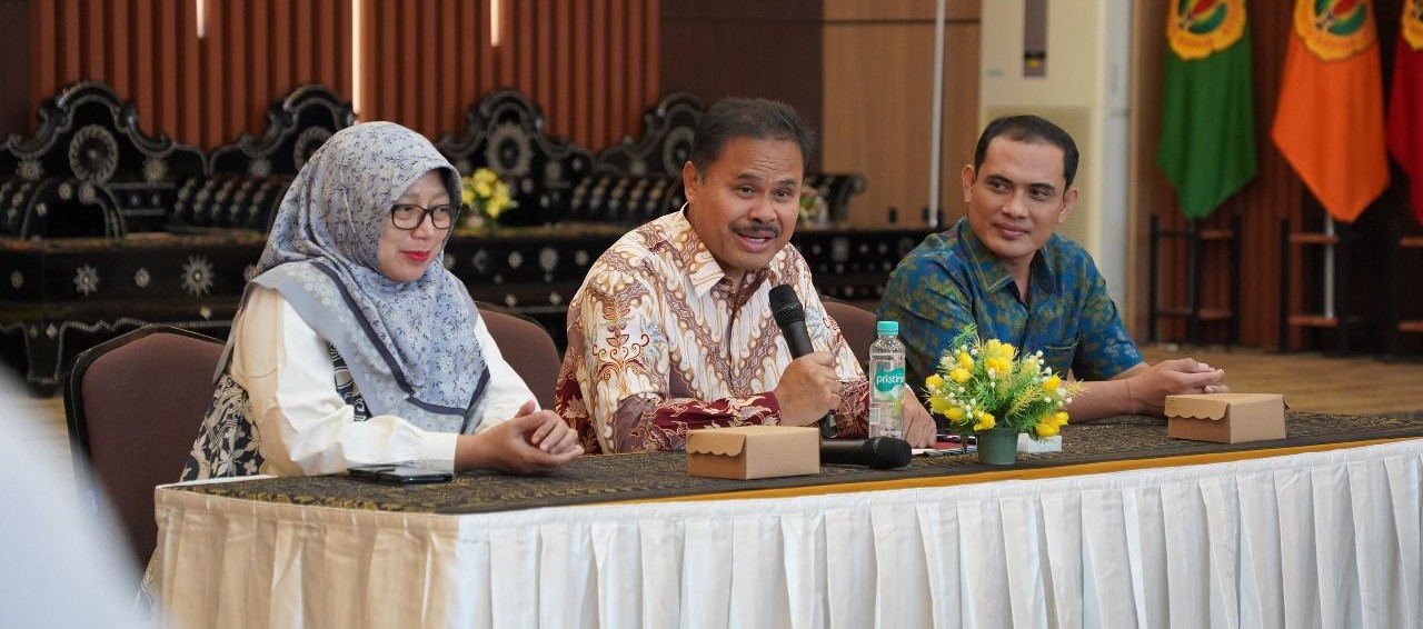 Rektor Unram Prof. Ir. Bambang Hari Kusumo (tengah) saat menerima kunjungan BPK RI dan LLDIKTI Wilayah VIII di kampus setempat, Selasa lalu (4/11).