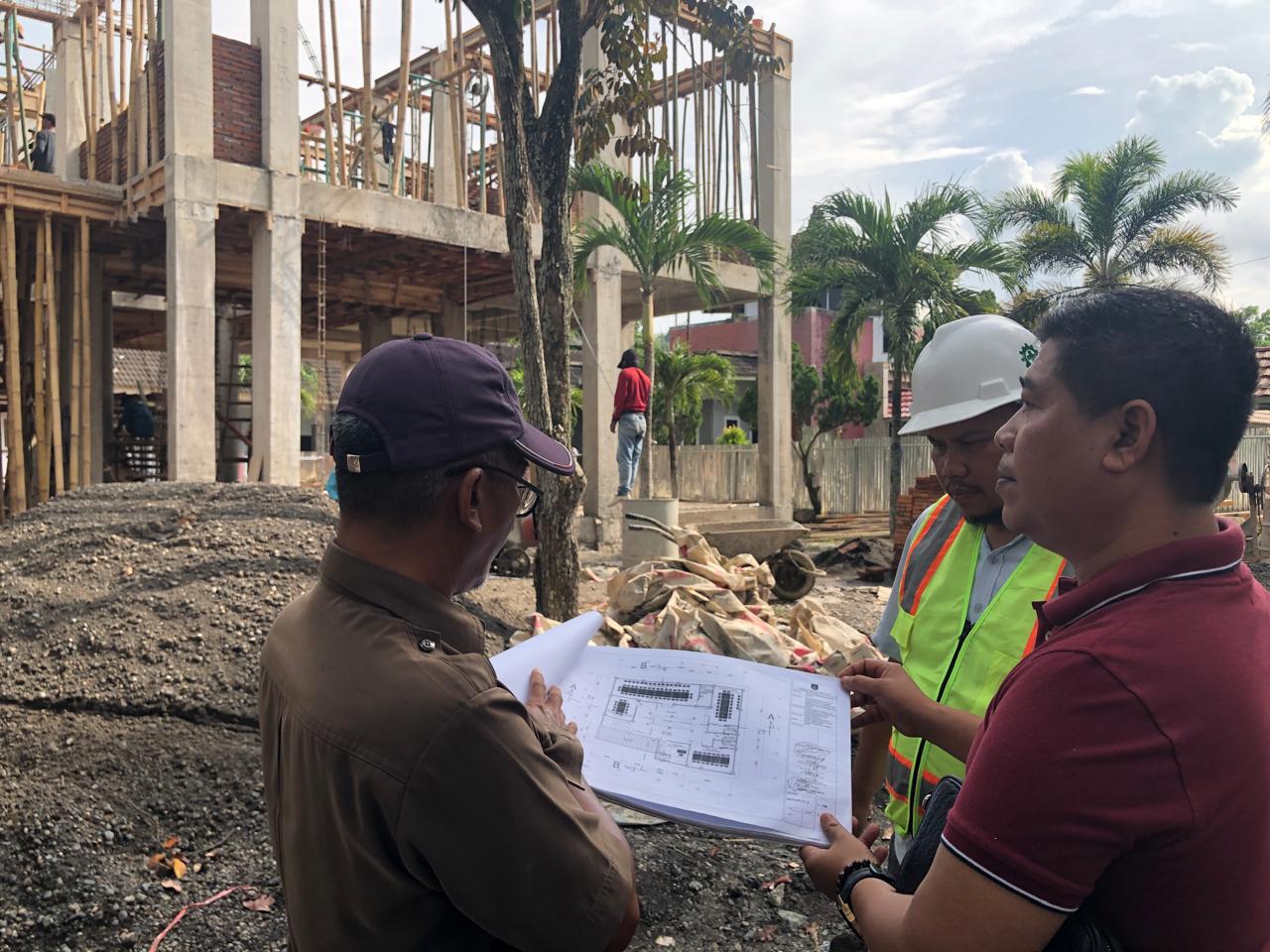 CEK LANGSUNG: Komisi III DPRD Lombok Barat saat turun mengecek langsung proyek fisik pembangunan gedung komisi dewan, Selasa (4/11).