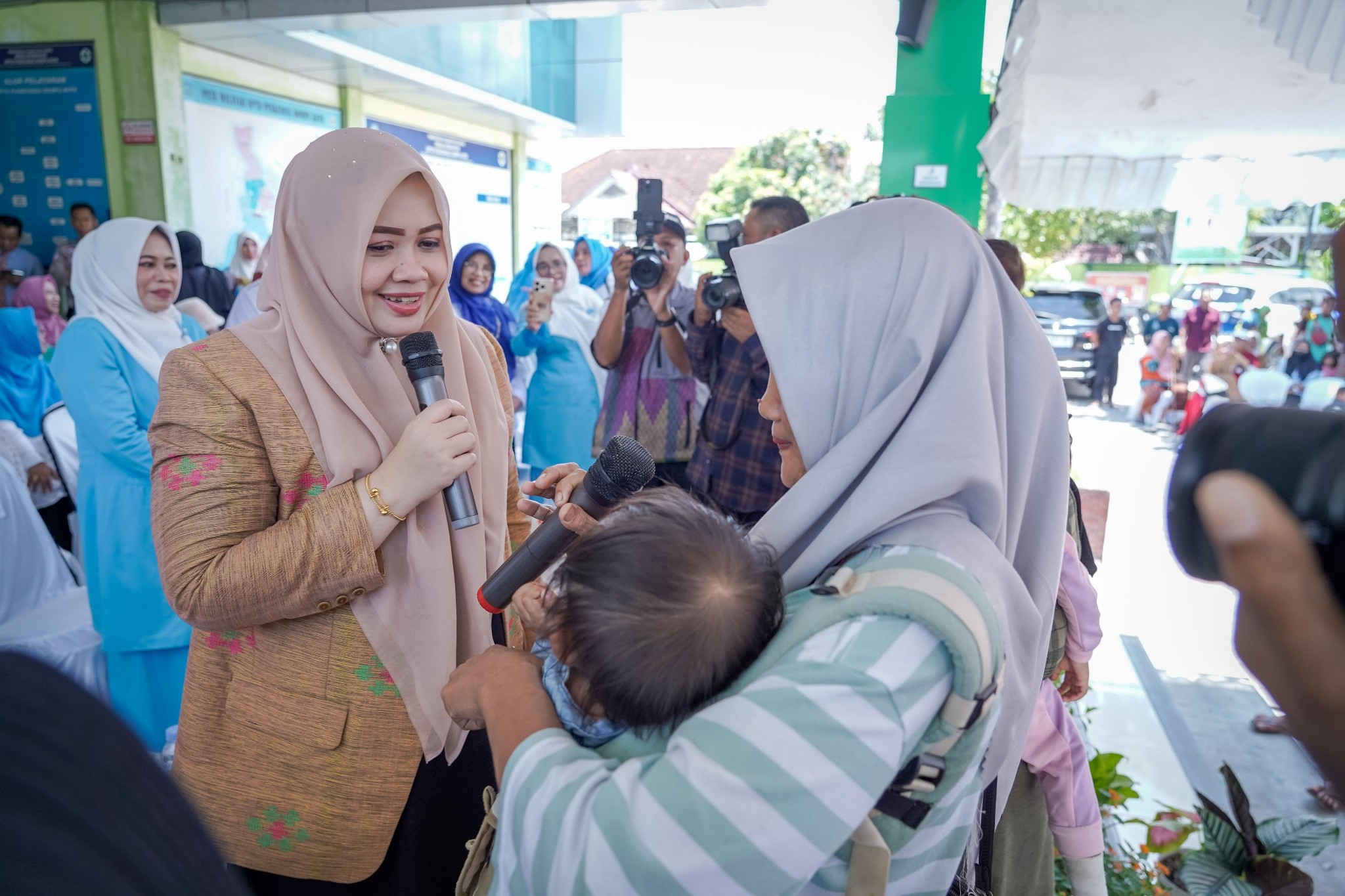 Wakil Gubernur NTB Hj Indah Dhamayanti Putri (kiri) saat berbincang dengan seorang ibu, di Puskesmas Dompu Kota, Kabupaten Dompu, dalam rangkaian kunjungan kerja di Pulau Sumbawa, Sabtu lalu (1/11).