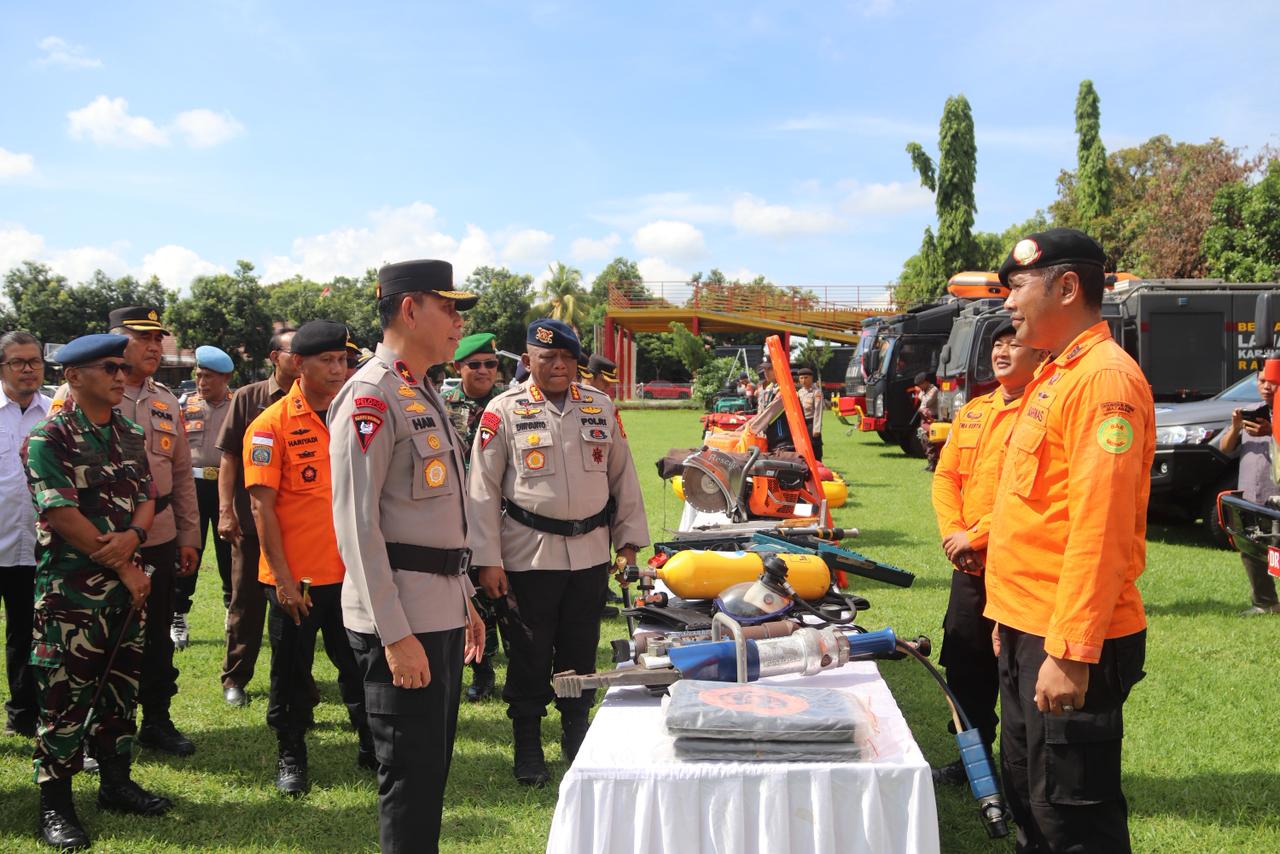 Wakapolda NTB Brigjen Pol Hari Nugroho memeriksa personel dan peralatan saat memimpin Apel Gelar Pasukan Tanggap Darurat Bencana Tahun 2025 di Lapangan Tribun Bhara Daksa Polda NTB, Rabu (5/11).