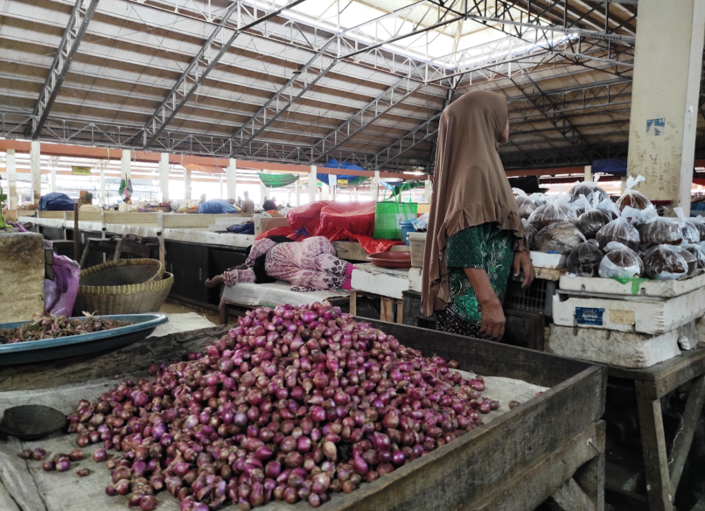 BAHAN POKOK: Bawang merah menjadi salah satu komoditas penyumbang inflasi di Kota Mataram.
