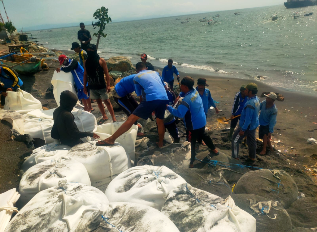 PENANGGULANGAN DARURAT: Tim lapangan PUPR Kota Mataram melakukan pemasangan geobag tambahan bantuan dari Balai Wilayah Sungai, menambah panjang perlindungan hingga 300 meter di sepanjang pantai.