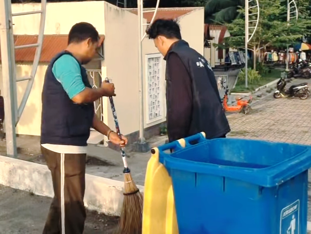 KERJA BERSAMA: Tim Satgas Pariwisata bersama-sama membersihkan area taman dan jalur pedestrian untuk menjaga kenyamanan pengunjung.