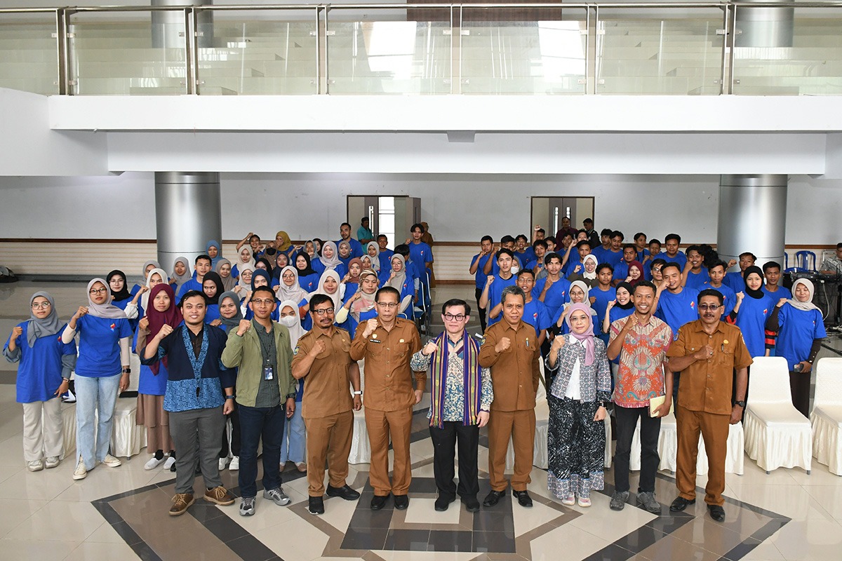 Sejumlah pemuda dari keluarga miskin ekstrem saat mengikuti pembukaan pelatihan kewirausahaan di Ballroom Kantor Bupati Lotim, Selasa (4/11).