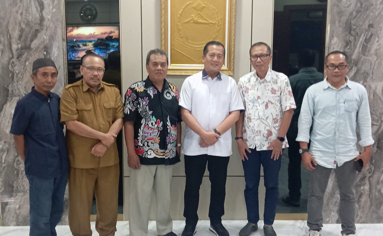 Gubernur NTB Lalu Muhamad Iqbal (tiga dari kanan) menerima audiensi pengurus Dewan Koperasi Indonesia Wilayah (Dekopinwil) NTB di ruang kerjanya, Selasa (4/11).